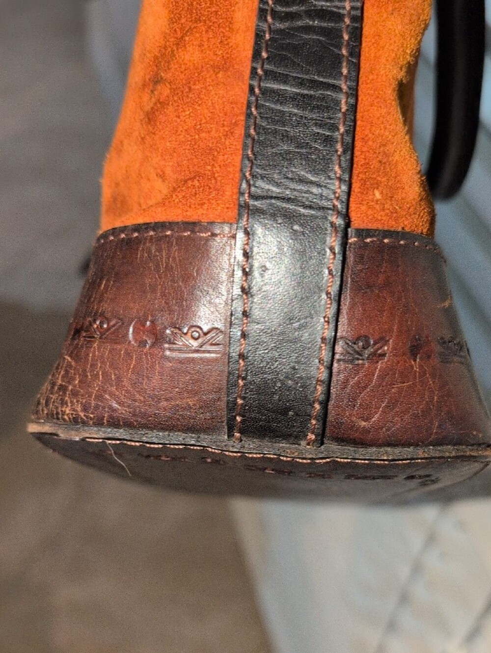 Manta Medallion Cinch Bucket Bag - Vintage - Picture 11 of 14